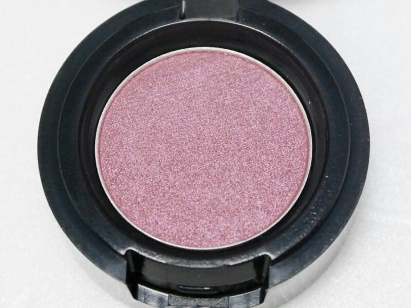 확대해서 보면 이렇게 쉬머한 펄이 들어있어요 ㅎㅎ 
핏빛버건디가 아니라 자연스러운 버건디에 속해서 마음에 들어요 ㅋㅋㅋ 핏빛은 넘 부담스러워요ㅠㅠ

