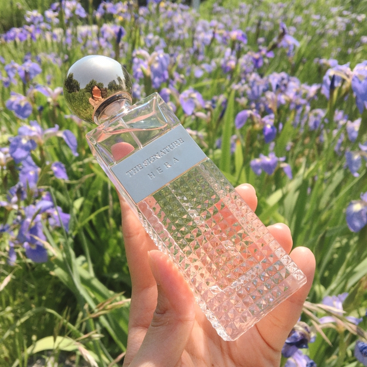 바틀 디자인이 심플하면서도 섬세하고 세련된 느낌이에요