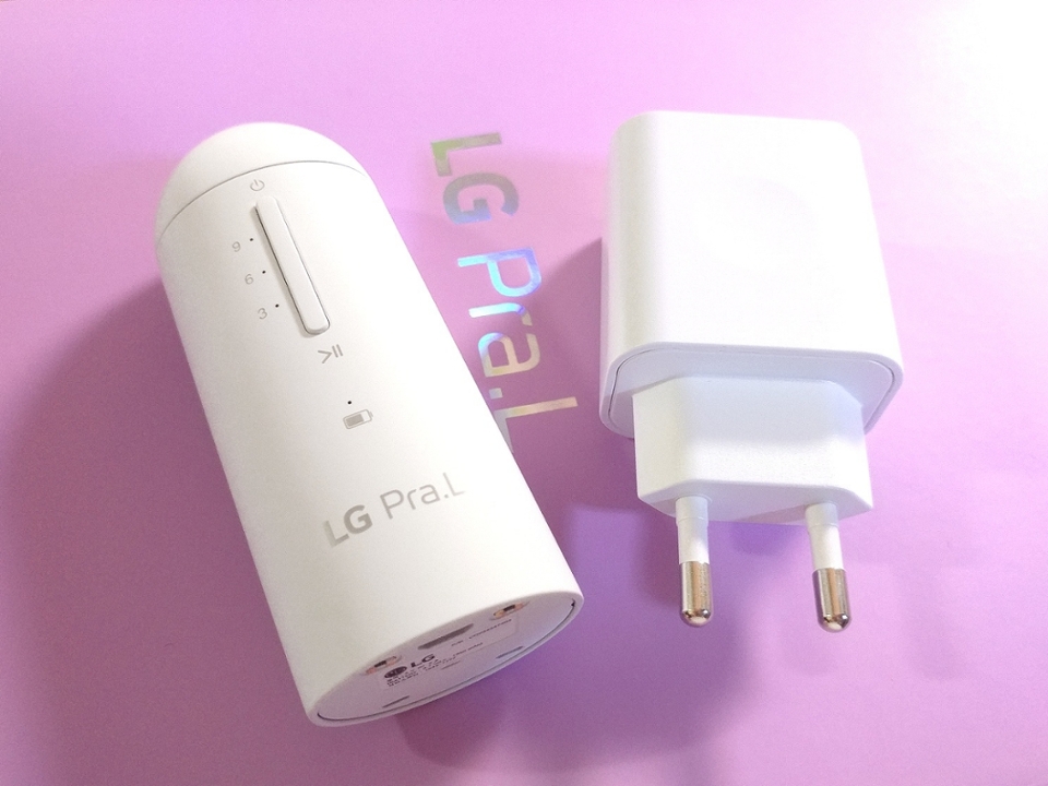 그 외 부품들이에요! 충전 어댑터도 들어있었고 조종하는 컨트롤러도 들어있었어요 컨트롤러로 남은 시간과 배터리를 알 수있고, 케어를 잠시 중단할 수도 있어요