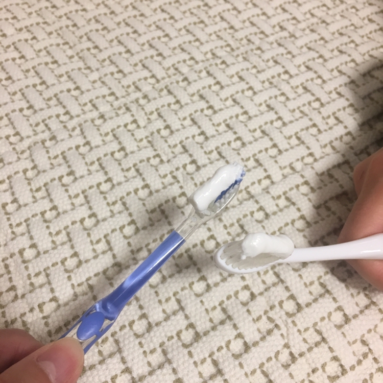 친구가 집에 놀러왔는데 친구한테도 써보라며 ㅋㅋ

제가 미백치약을 생각한게 치과치료나 치아미백은 돈도 돈이고 시간도 내야하는 귀찮음이 있짆아요..
근데 치약은 일상생활에 물들어 있는 생필품이니 ㅋㅋ 매일 매일 써야하는거니까 ! 하고 ㅋㅋ 사용하게 되었지요
