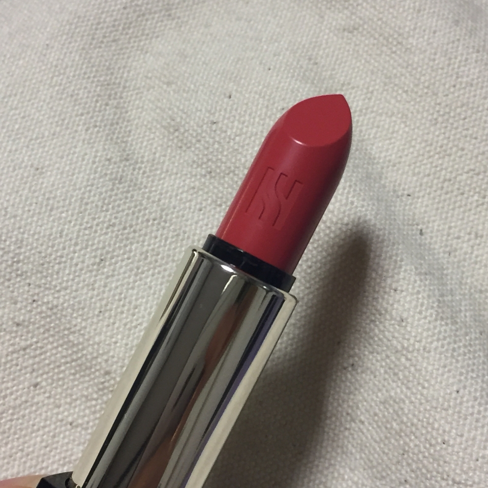 립스틱 안쪽에도 헤라 심볼로고가 새겨져있오요~
그런데 저기서 주목해야할 것은.. 저 양이 전부 다 인것.. 좀 작다고 느꼈어요ㅜㅜ엉엉



