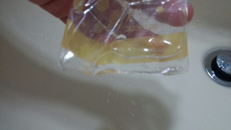 소량의 물로 퍼프를 적셔주세영