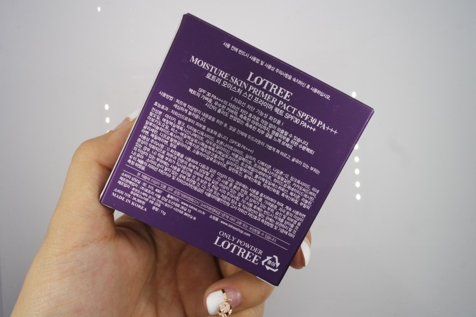 spf30 pa+++의 자외선 차단 효과로 걱정없이 외출할 수 있습니다.
팩트의 가벼움, 우수한 커버력, 촉촉한 마무리까지 , 명품피부를 위한 수분팩트!
시간이 흘러도 변함없는 촉촉한 피부 결을 느껴보세요.

사용법은 일반 파우더와 동일합니다!
