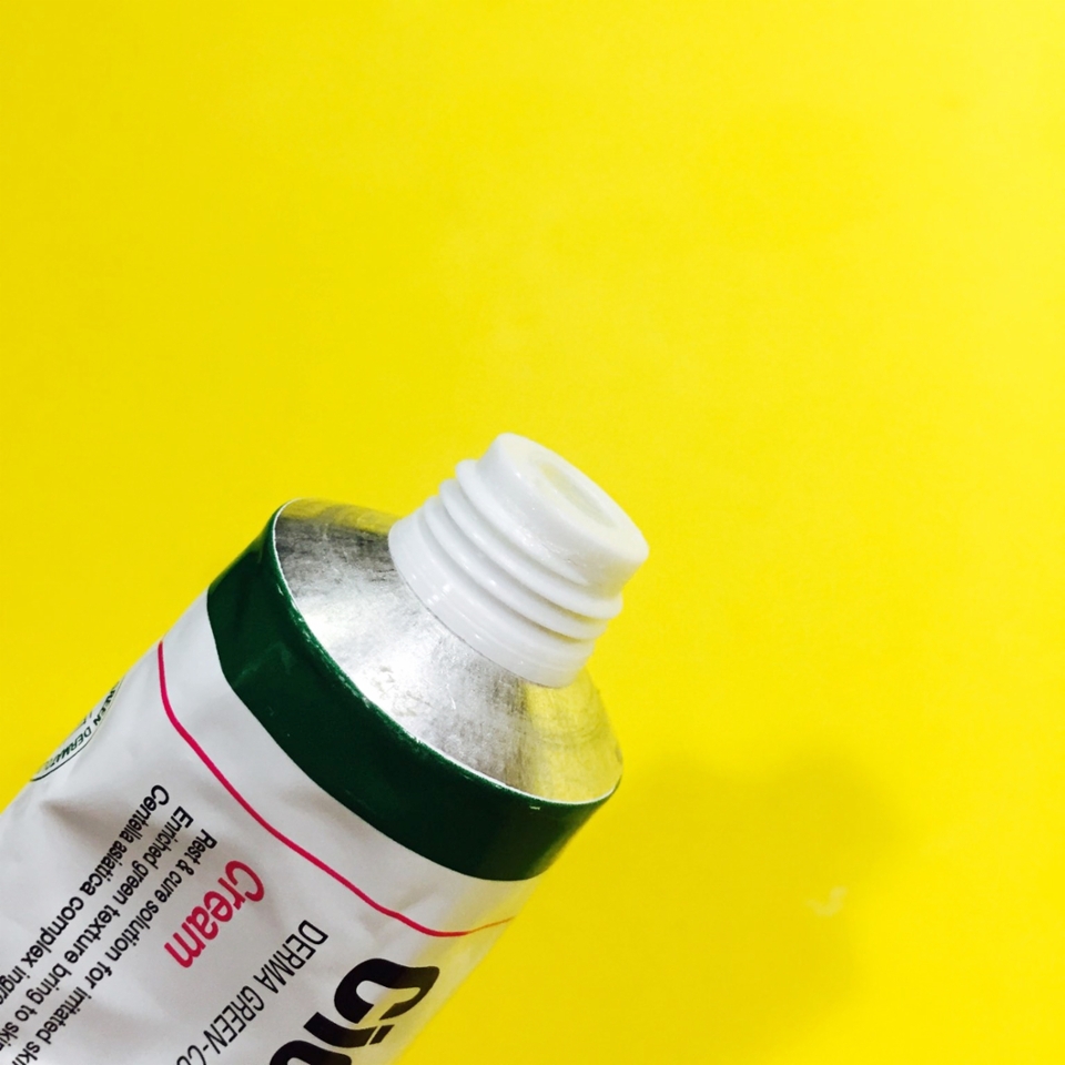 한번 눈려진 부분에 공기가 유입되기가 어려워 
공기로부터 보호되는 효과가 있어요!

입구는 넉넉한 크기라서 살짝 짜내서 사용하면 되요.