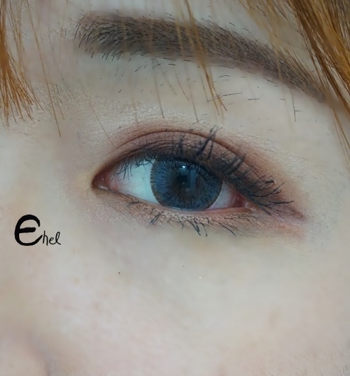 
참 저는 무도수입니다.
무도수 뿐 아니라 도수도 가능해요.

이러한 렌즈에 메이크업은 약간 진하게 해주는게 어울리는 편이에요.
메이크업은 저의 뷰티팁에 있으니, 많이 봐주세요 ㅎ0ㅎ