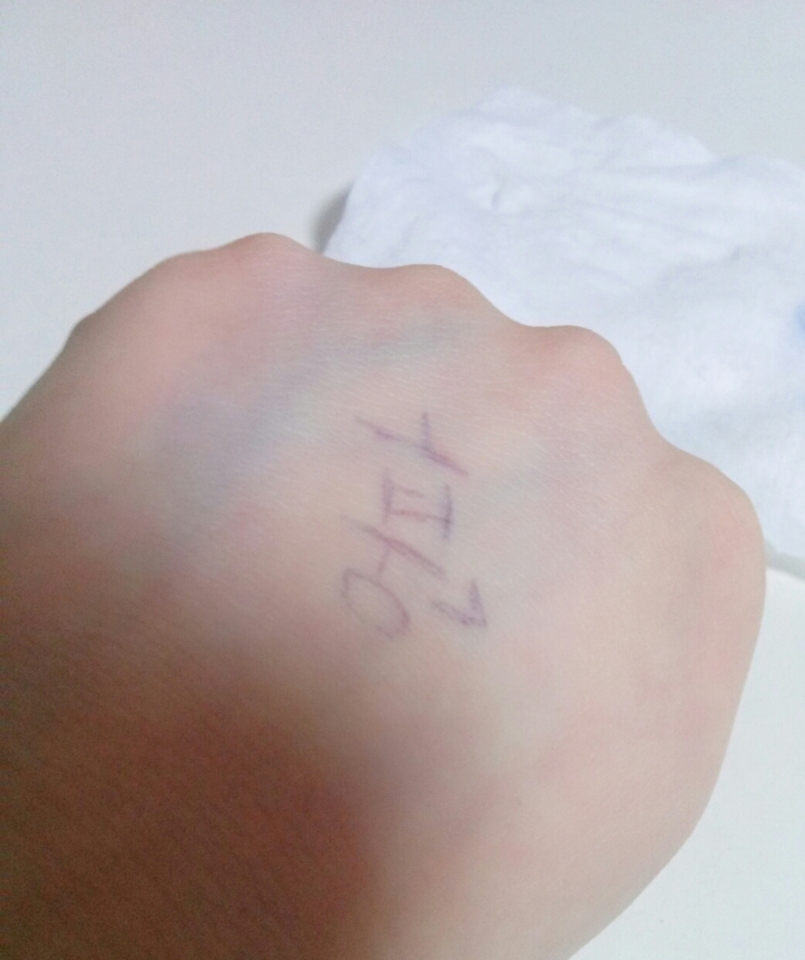 학교에서 쓰실 분들을 위해! 물티슈로 지워봤는데 되게 흔적없이 잘지워져요ㅋㅋㅋ물티슈에도 안묻어나구요(번뜩ㅋㅋㅋ) 선생님들 눈을 피해..👀
대신 물티슈로 지우면 그 전이랑 차이가 나니까 걸릴 수도 있겠네용ㅠㅠ