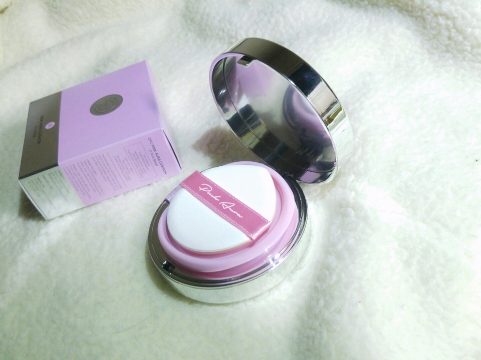 퍼프도 물방울 모양이라서 코옆쪽이나 좁은 부위 바를때도 잘 발려요!