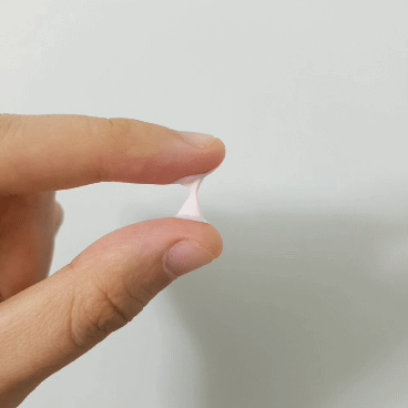 
챱챱 모찌모찌한 것 쫌 보세요 ~ 
(灬ºωº灬)♡
​
제형은 핑크 베이스의 크림 타입으로, 
무기자차 특유의 쫀득쫀득함이 살아있어요. 
​
그렇지만 유기자차에 가까운 혼합자차인만큼, 
'촉촉함'이 느껴지는 쫀득함이에요. 
​
무기자차처럼 가루가 느껴진다거나 
연고처럼 뻑뻑하다거나 그런거 없음! 
✧*｡٩(ˊωˋ*)و✧*｡
