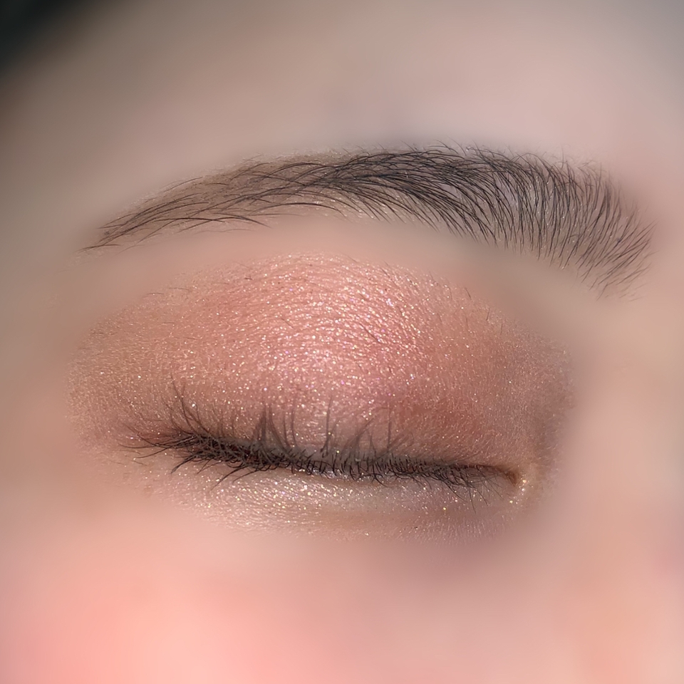 팔레트로 데일리 아이 메이크업을 했어용! 무펄 1번 컬러로 베이스를 깔고 무펄 4번 컬러로 포인트를, 펄 3번으로 라이너를 그리고 펄 1번을 눈두덩이 중앙이랑 애굣살에 발랐어용! 👀 곰손이라서 막 예쁜 아이 메이크업은 아니지만.... 예쁘게 봐주세용. ㅎㅎ