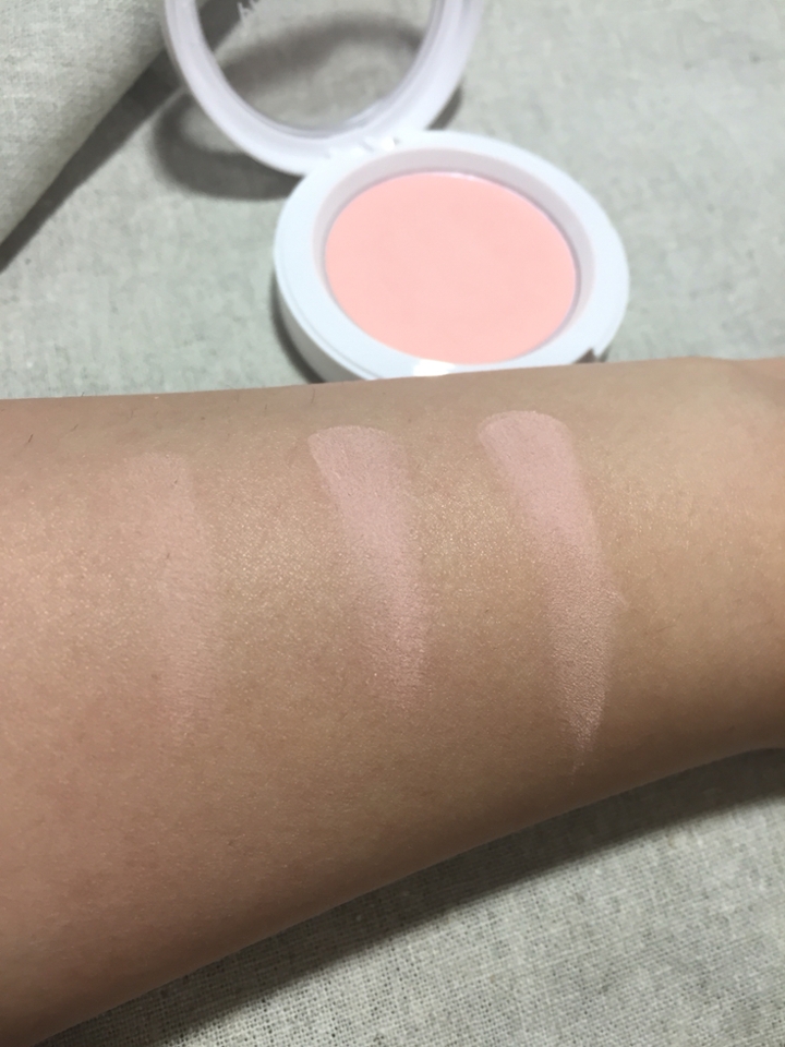 얼굴에 발색하는 것이 가장 좋지만(부끄럽기도하고)
무튼 순서는 첫번째 두번째 세번째 발색 순서입니다
손으로 발색했을때는 이런 색감이지만 붓으로 발색했을경우 뽀샤시해지고 잘 뭉치지도 않아서 자주 애용하고 아끼는 제품입니다:)