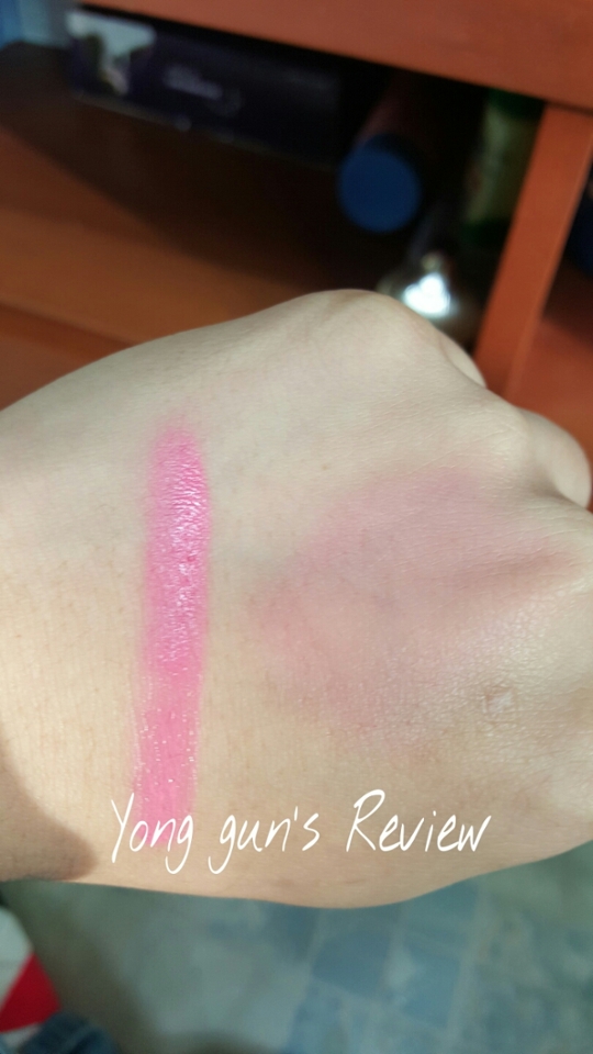 발색해보앗는데요. 색엄청이뻐요 또항 뭉침도 그닥 있는것 같진 않은거 같네요! 치크처럼 손등에발라 보았는데.. 색 엄청이뻐요! 뭔가 청순메이크업할때 쓰시면 좋을거같네요!