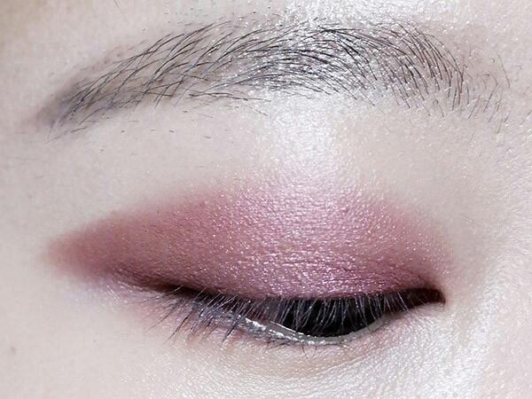 브러시로 진하게 발색해 보았어용 *_* 
눈에 발색해보면 이렇게 쉬머하게 반짝여서
데일리로는 쌍커풀라인이랑 눈꼬리쪽에 살짝 바르면 예쁠것 같아요 ㅎㅎ

발색이 도움됐길 바라며 ~ 매장에서 테스트해보세영 ♥