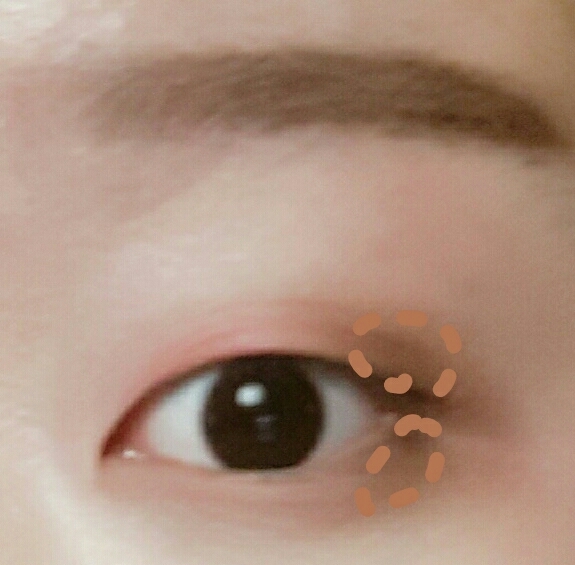 아무 브라운색상으로 눈 끝부분과, 언더에 3분의 1정도 쳐발쳐발해죠요😁😁그리구 핑크와 브라운의 경계를 브러쉬나, 손으로 풀어줘용