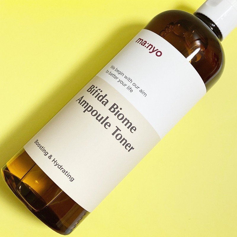 마녀공장 비피다 바이옴 앰플 토너는 유산균 유래 복합 발효 성분이 들어간 제품이라 피부 장벽 케어에 도움은 물론, PHA 성분이 있어 피부 각질과 피지 관리에 좋은, 약산성 제품입니다.

또한 분자 크기가 다른 수분 입자가 건조해지기 쉬운 피부 틈 사이사이 수분을 흡수시켜 피부 갈증을 해결하고 수분 장벽을 탄탄하게 만들어 준다고 하네요.