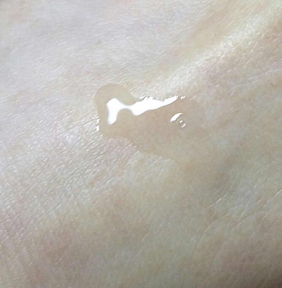 흐르지않는 제형이에요 향기는 향긋해요 ㅋㅋㅋ 꿀냄새는아니구요