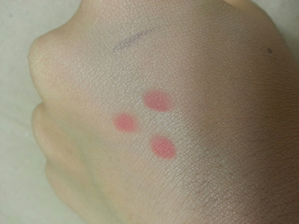 브라운 아이라이너가 어느 정도 커버된 모습이고 옆에 홍조를 표현하기 위해 붉은 섀도우로 3개의 점을 그렸어요