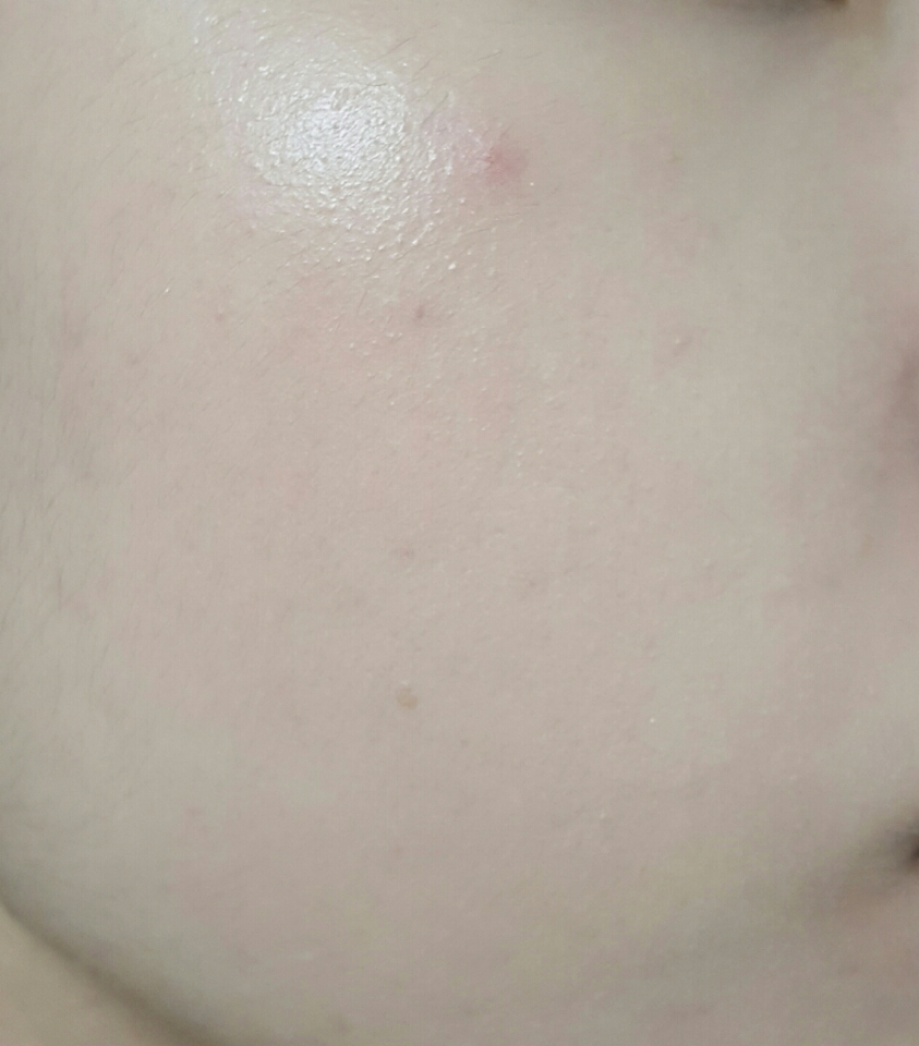 얇게 1번만 도포했어요!
미스트 뿌린 스펀지로 도포해줬구요.
커버력이 좋아보이긴하지만 아직 아쉬운 감이있어요!