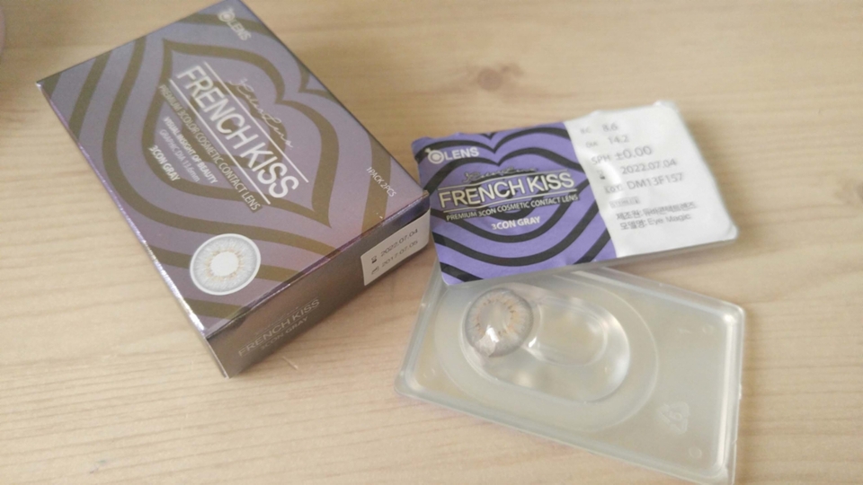 열어보니 이렇게 2개 들어있습니다 .
양쪽눈 도수같은분들은 그냥 한개만사셔도되고 
도수다르시면 두개사셔야하는데 지금 한팩더 증정행사 한다는사실 ㅋㅋㅋ 
