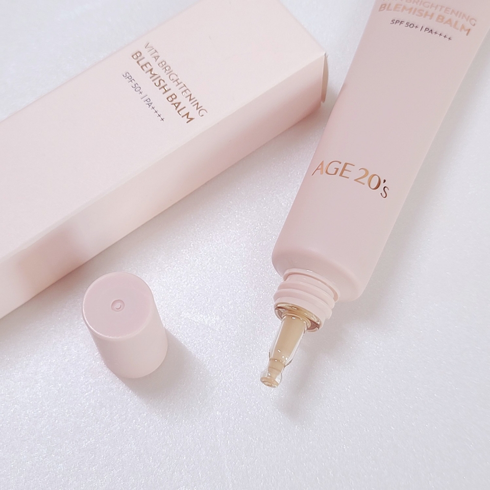 촉촉하고 편안한 베이스 하면 또 에이지투웨니스죠💕

​

수분 팩트 맛집이기도 하지만, 메이크업베이스부터 비비크림까지 기본적인 베이스류는 다 좋더라구요

​

요번에 만나본 AGE 20’s 비타 브라이트닝 비비크림은 수분을 머금어 산뜻한 물착커버로, 얇고 가벼운 데일리 메이크업에 찰떡!