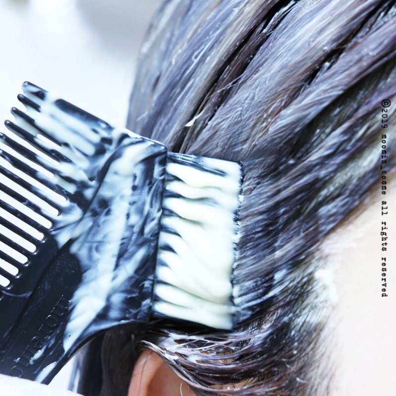 ㅎr... 셀프염색하다보니

바르는과정은 찍을수없었어요,

그거찍었으면 저는 팔이 4개에요?

​

그래도 내가 직접 발랐다!

셀프염색 인증!을 위해 가까스로

요 근접샷은 남겨보았습니다!

​

뭐 저만의 셀프염색 팁이있다면

저렇게 구룻나루나 잔디 앞머리 부분은 빗으로 꼼꼼하게 

빗질빗질해주시고 나머지 부분은 장갑낀 손으로 샴푸하듯 주물주물하는게

저만의 근본없는 셀프염색 법입니다, 아 근데 이것만큼 확실한건 없어요?