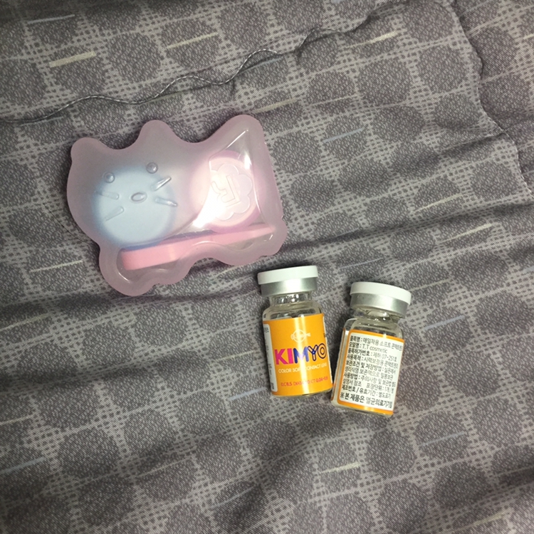 기묘망고 그레이는 자연스러운 도트그래픽과 밝은 그래이 컬러가 조화로운 소프트 콘택트 렌즈입니다!🥰
 #병렌즈 라서 착용 기간은 3개월 정도이고
