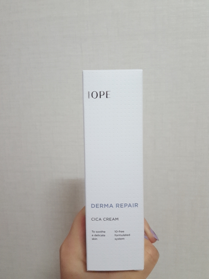 깔끔하게 흰색 패키지에요 ㅋㅋㅋ 아이오페 제품은 
깔끔하고 고급스럽게 디자인 잘나오는 것 같아요 ㅋㅋ