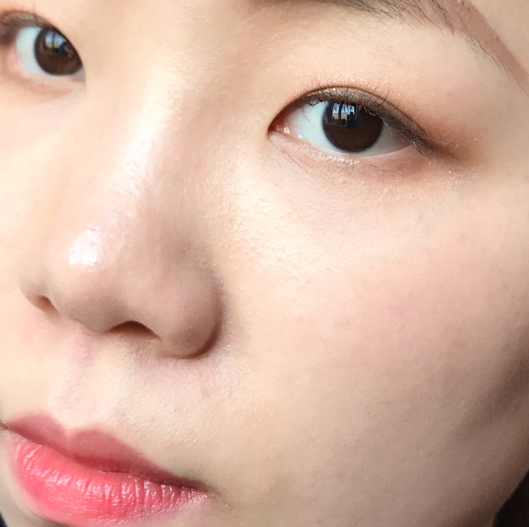 전체적으로 도포해주고 간단히 메이크업도 마친 상태입니다. 커버력이 뛰어난 제품은 아니라 커버 중요시 여기는 분들껜 비추해요. 그러나 자기 피부인듯, 하지만 예쁜 피부표현을 원하시는 분들, 건성이신 분들께는 강추합니다! 마무리감이 물광, 끈적함 이런게 아니라서 사계절 내내 사용할수도 있을것 같아요😍

다만 제형이 정말 묽고 파데 버블을 섞어주는거라 그런지 일반 파데 용량과 같은 30ml 이지만 사용하는게 헤픈것 같아요.. ㅜ 최대한 아껴쓰려 해도 잘 안되네요..😅