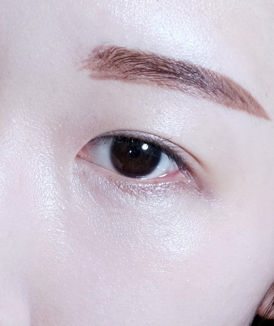 잡아준 틀 안쪽을 펜슬로 채워줘요! 워낙 얇다보니 선을 그리기에는 좋아도
면을 채우기에는 어려워보일수도 있는데 발림이 워낙 부드러워서 딱히 그렇지는 않아요!
저는 이렇게 앞쪽까지 슥슥 그어준후에,
