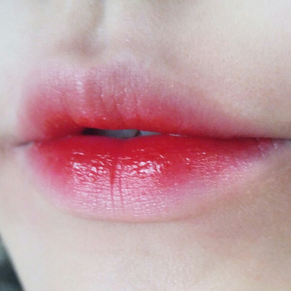 묻어나도 색상은 여전해요 ㅎㅎ 더 예뻐진 거 같은 느낌이 드네 ㅋㅋㅋㅋ! 요플레현상은 가끔가다 살짝씩 일어나는 거 같고 이거 여름에 주머니에 넣고 다니지 마세요 ㅠㅠ! 틴트 망가져용 ㅠㅠ😭😭

데일리용이나 학생틴트, 뭐 모든 분들께 추천합니다🙏