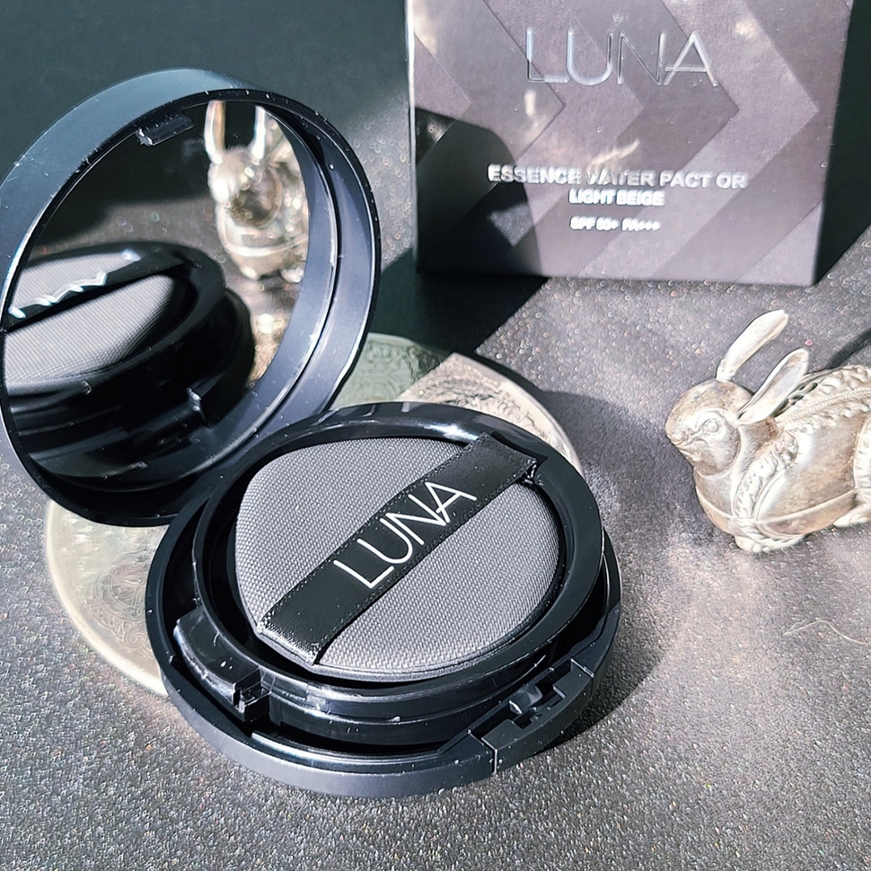 고체 타입 베이스의 가장 큰 매력은 뭐니뭐니해도 들뜸 없이 자연스러운 피부 표현이죠:)

​

커버력은 파데나 쿠션 같은 리퀴드 제품들이 좋다고 해도, 원래 내 피부인양 자연스럽고 편안한 텍스쳐는 팩트를 따라올 게 없더라구요

​

저도 주변에서 메이크업 초보용이나 대충 발라도 예쁜 피부표현이 되는 베이스를 찾는다면 1순위로 고형 팩트를 추천하는데, 루나 롱래스팅 수분광팩트는 촉촉한 사용감과 은은한 수분광까지 장착한 속건조 타파템!

