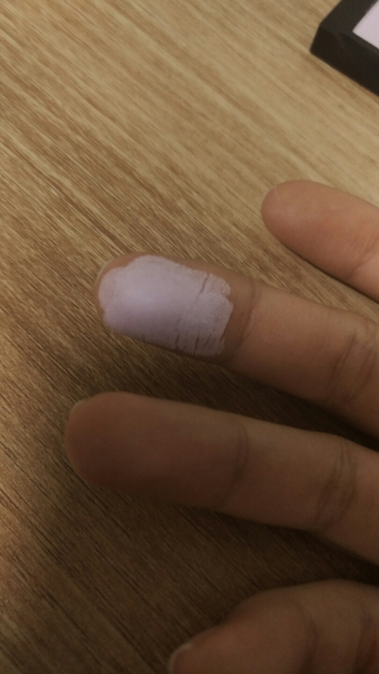 손에 문질문질하면 이렇게 묻어나는데요!
지문에 끼임 없이 고르게 촤르르 발립니다 ㅋㅋ
입자가 진짜 고와요!! 역시나 색은 안잡힙니다 ㅋㅋㅋ