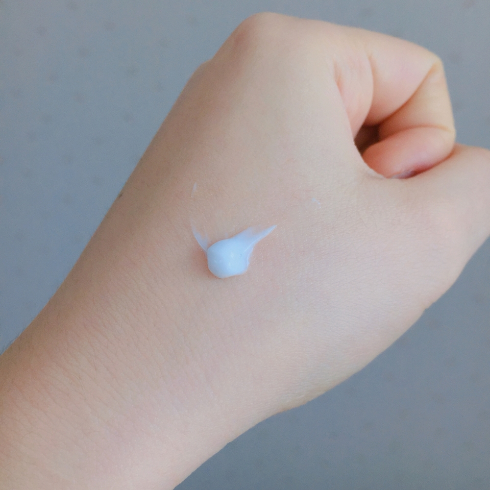 손에 짜보았어요 ~

하얀색의 불투명한 색입니당 ! 

얼굴을 좀 진정시켜주고 싶으시다면 이 크림 추천드려요 ! ❤️ 진정이되어서 여드름의 크기가 조금 작아지는 느낌도 들어요 !
