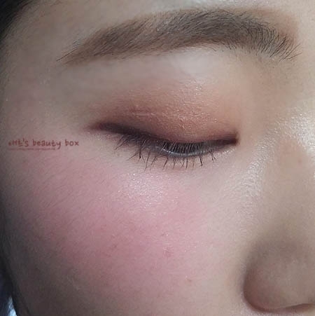 사진에는 여리여리 예쁜 핑크톤으로 나왔지만 사실은 이것보다 더 쨍하답니다...ㅎ

이렇게 여리여리한 느낌으로 바르기 힘든 컬러인 거 같아요

제형 자체가 크림블러셔다 보니까 발색이 더 쨍하게 되는 거 같기도 하구요