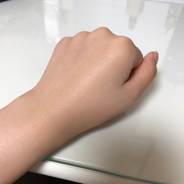 피부표현 너무 예쁘지만, 시간이 지나면 유분이 많이 올라와서 얼굴이 빤짝거려요! 그럴때마다 수정화장을 다시 해요!