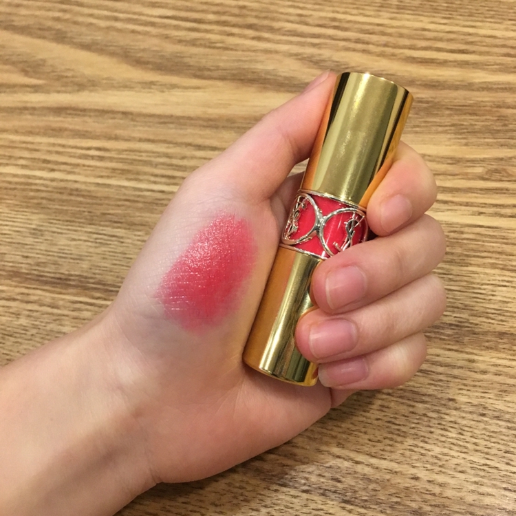 주름 사이사이 부드럽게 스며드는 제형이에요!!


각질 많은 입술에서도 각질방향으로 부드럽게 발라주면, 입술이 그렇게 예뻐 보일수가 없더라구요💕


요 사진에서의 발색이 가장 정확해요!