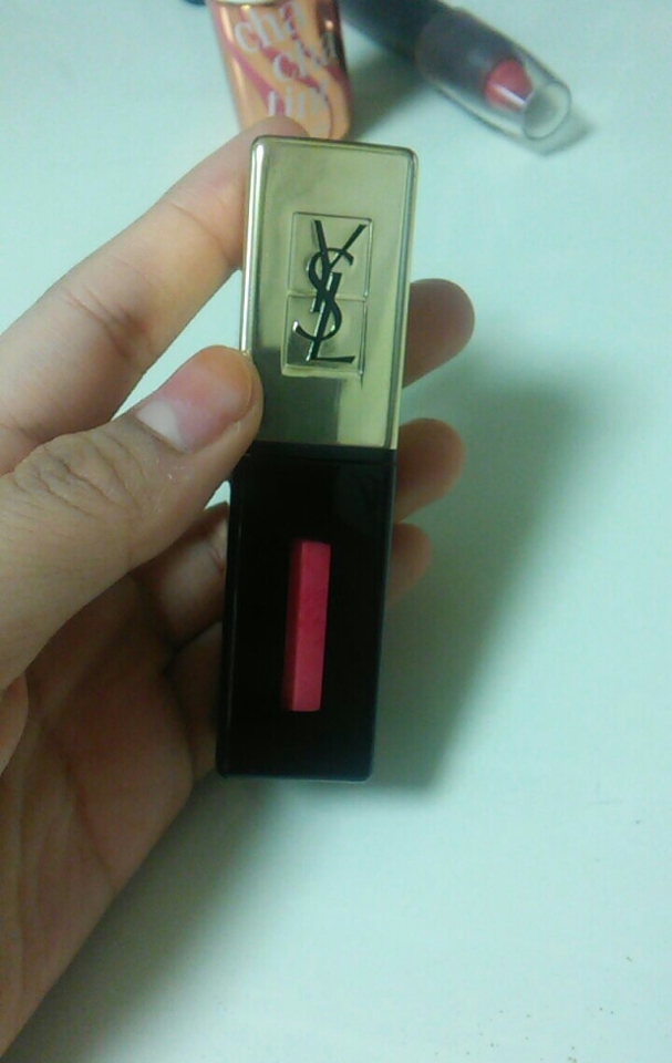 이제 대망의 립입니다
넘나 유명한 입생로랑 12호 인데요
사진상으로는 좀 핑크끼..?돌게 나왔는데
실제론 코랄색이에요 !