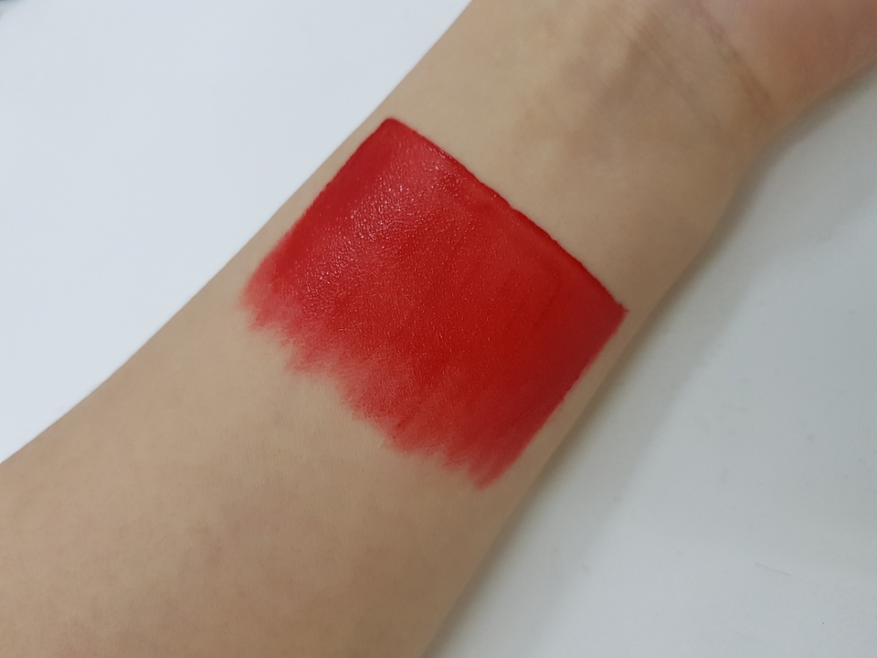 발색이 강하지만 그라데이션이 용이한
무스제형의 틴트를 사용합니다

이번에 사용하는 제품은 #웬즈데이비츠립벨벳틴트 #01여배우비트
#체리토마토 #레드립 틴트예요