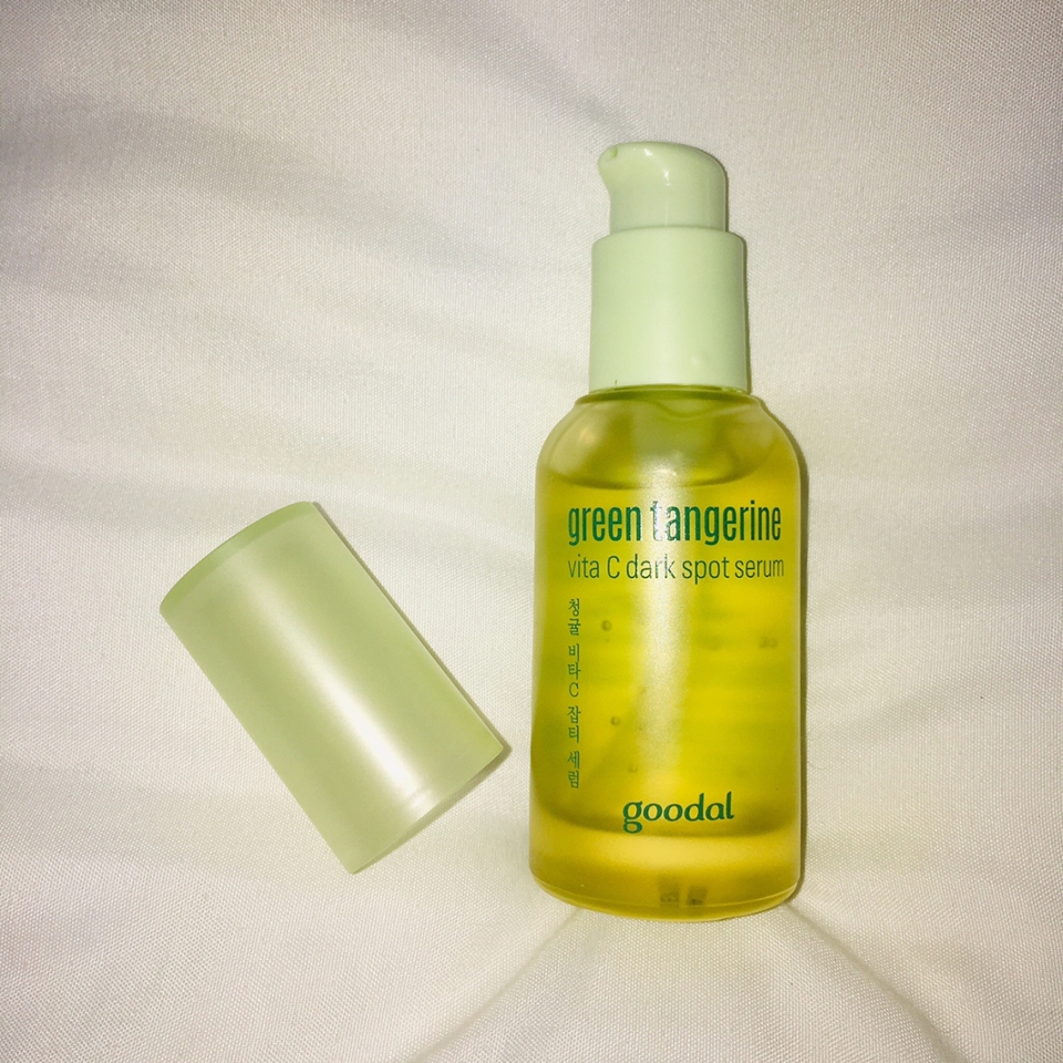 보통 비타민c 함유된 제품은 빛에 노출되면 산화되기 쉽기 때문에 어두운 병에 담겨져 나오는걸로 알고있는데 이 제품은 밝은 노란병에 담겨져 있어서 조금 의외였어요
그래서 따로 그늘지고 어두운 곳에 보관하며 사용했어요

🌟비타민c 제품 바르는 꿀팁🌟
1️⃣ 비타민c를 바른 후 가급적이면 다른 제품을 바르지 마세요
비타민c가 흡수될 때 가장 중요한건 pH인데 3.5~4 이하가 됐을때 흡수가 가장 잘 되는데 크림이나 에멀젼 같은걸 추가로 바르게되면 비타민c는 피부 흡수력이 떨어지게돼요
그래서 크림이나 에멀젼을 추가적으로 바르는것 보다는 레이어링 해주는게 좋고 에멀젼이나 크림을 추가로 발라야만 한다면 비타민c 제품을 바른 후 충분히 흡수될때까지 기다렸다가 발라주는게 좋아요

2️⃣ 비싸다고 아껴쓰지 마세요
보통 기능성 화장품, 비타민c가 함유된 제품은 가격대가 높은 편이죠
비타민C는 빛과 산소, 열에 취약해요
아껴쓴다고 오래 사용하다보면 제형 색상이 점점 진하게 변질해버리는 상태가 될 수 있어요
제품이 변질되어 버리면 더이상 기능을 하지 않는 산화된 비타민c 형태로 바뀌게 되기 때문에 아무런 효과가 없게돼요
가급적이면 빠른 시간 안에 사용해주는게 좋습니다!