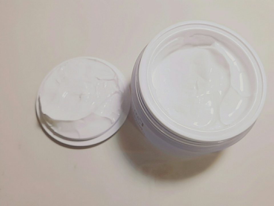 제형은 정말 생크림 같았어요 통을 흔들면 살짝씩 흔들리더라구요 색은 쌩 흰색이에요 냄새도 무향에 가까운데 약간 알로에향? 이 나는 것 같아요! 