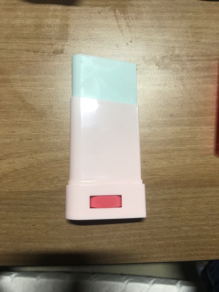 내용물은 이런 느낌이에요. 되게 약간 옛날 빨래비누 같은 단단함? 아래에 있는걸 돌리면 나오는 방식이에요.