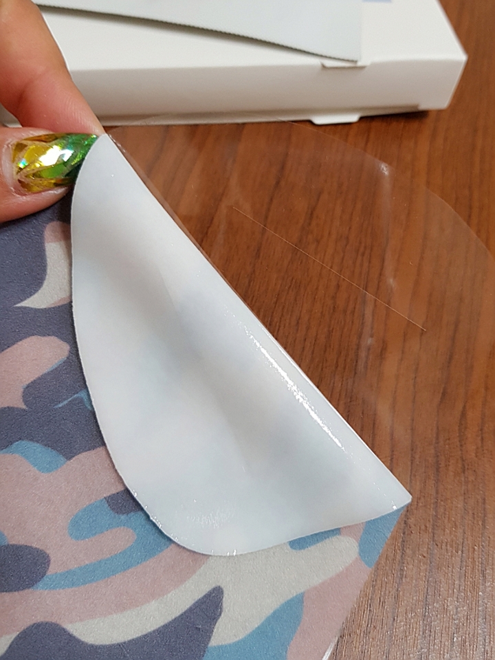 필름을 떼어보니 안쪽은 하얀?끈적이? 파스같은..? 느낌의 패치로 되어있었어요~ 코와 입,귀에 걸수있는부분에 절개가 되어있구요~