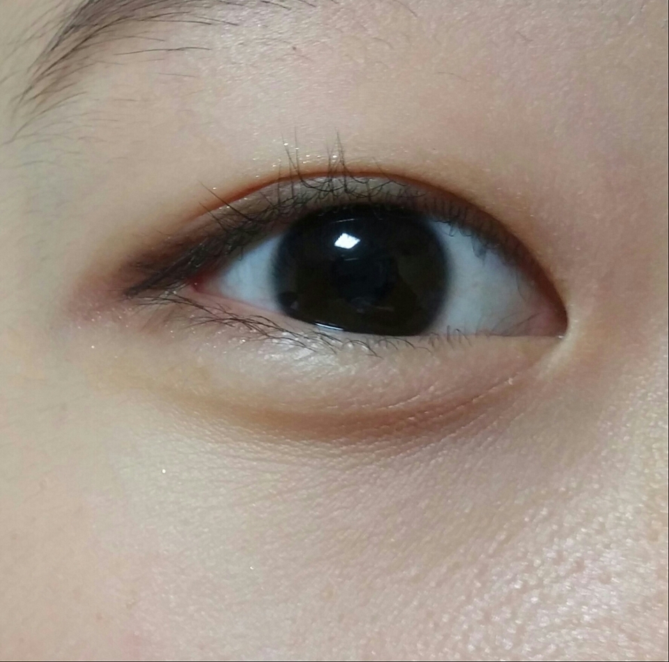 이렇게 블랙 라이너를 브라운 아이브로우 한거 위에
꼬리만 슥슥 얇게 해주세요! 꼬리만 한답니당 😌!!