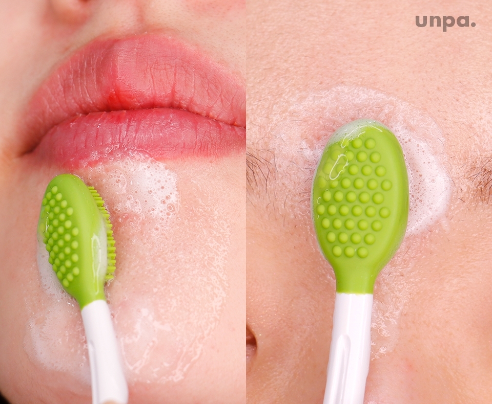 평소 사용하던 클렌징 폼을
브러시에 적당량 묻힌 후,
문질러주면 되는데...!

어떤 클렌저와 함께 사용하느냐에 따라
효과가 달라질 수 있어

그.래.서

★에디터가 일주일 동안 사용하면서 찾은
꿀조합 공개함★