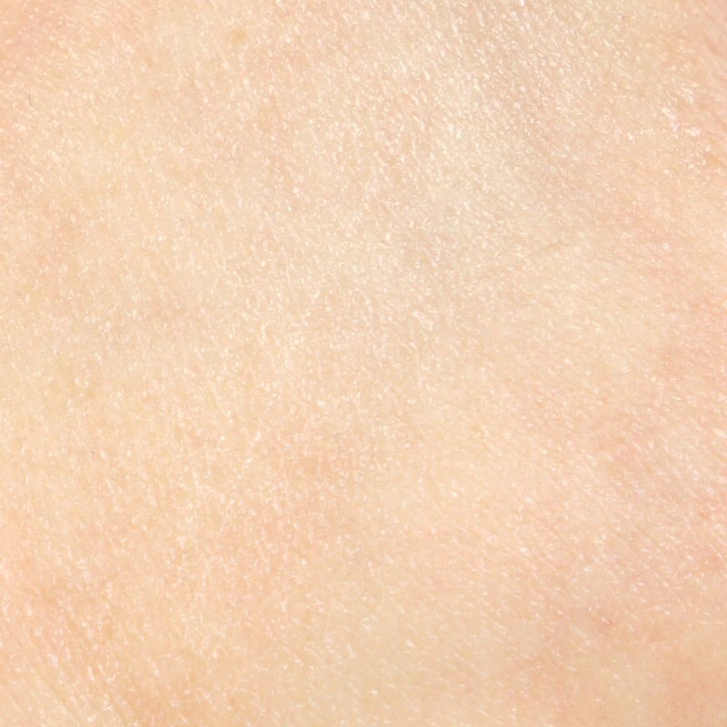 처음엔 묽은듯한 느낌인데 모두 발라 흡수시켜주고 나니

뭔가 미끈거리거나 끈적임이 없는

굉장히 산뜻한 느낌이었고 수분감이 꽤 많이 

느껴지는 로션 같았어요 

저는 트러블로션이여서 트러블을 없애주는 로션인줄

알았는데 알고보니 예민한 여드름피부/트러블피부에 

사용하기에 적합한 로션이더라구요!

피부과테스트완료 와 논코메도제닉 테스트완료,

각종 테스트를 완료한것을 보니 그만큼 안전하고 

순한제품이겠죠? 저도 피부가 예민해져서

가끔 트러블이 나는 편인데 이 로션을 쓰고나서는 딱히

피부가 일어난다던가 빨개지지않고 오히려 트러블들을 

살짝 진정시켜주는 느낌이였어요!


