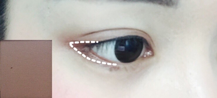 초코색 섀도우로 
눈끝머리와 삼각존에 포인트를 주었습니다! 

