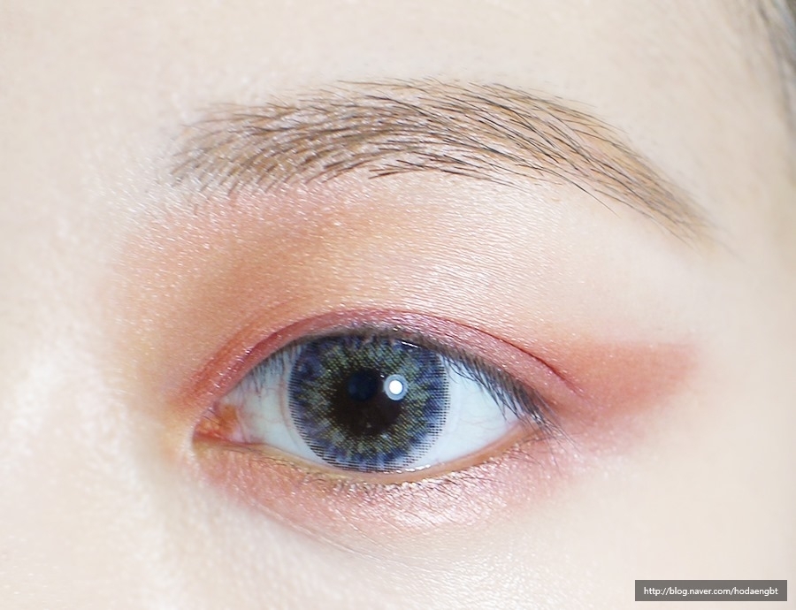 
은펄이 반짝이는 브라운 섀도우를 눈 앞머리부터 언더 끝까지 터치해주세요
사용제품 : #아리따움 모노아이즈 #썸데이

