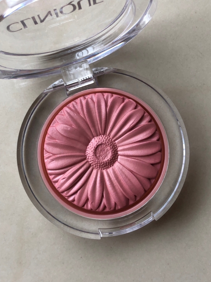 펄이 없는 톤 다운된 딥한 핑크 컬러에요! 

사계절 내내 데일리로 무난하게 쓸 수 있는
웜,쿨톤 상관 없이 굉장히 예쁜 핑크에요








