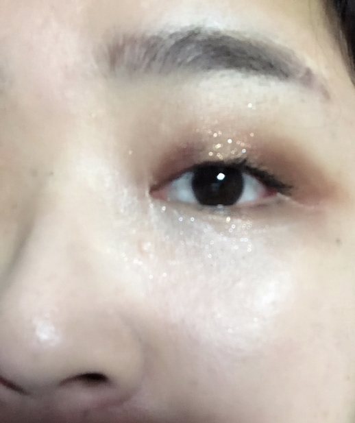 사용하기가 아주 간단해서 슥 그리고 살살 문지르고
콕 찍고 살살 문지르고 하면 끝입니다
사진에선 눈밑에 펄날림이 부각되어 보이는데
실제로 보면 그닥 티도 안난다고 하더라구요
여행가거나 아침에 시간 없을 때 대충 가지고 나가서
걸어가면서 발라도 실패 없을 스틱섀도우였습니다