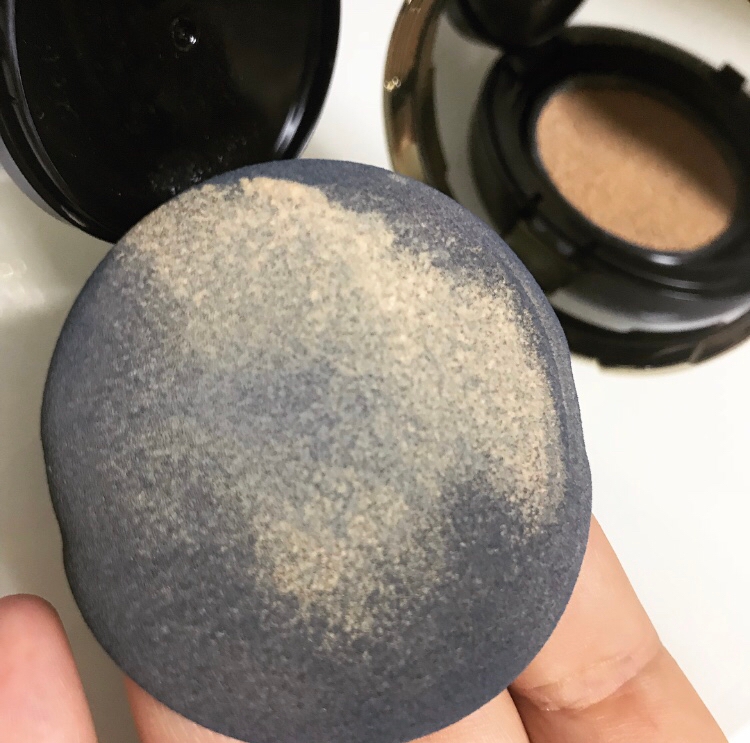 쿠션 양이 많아요 !!
퍼프에 묻히면 골고루 묻어나지만,
퍼프가 내용물을 많이 먹는거 같아요

진짜 양조절을 잘해야됩니다,,
아니면 많이 묻어나고 피부가 살짝 뜹니다 ㅜㅜ