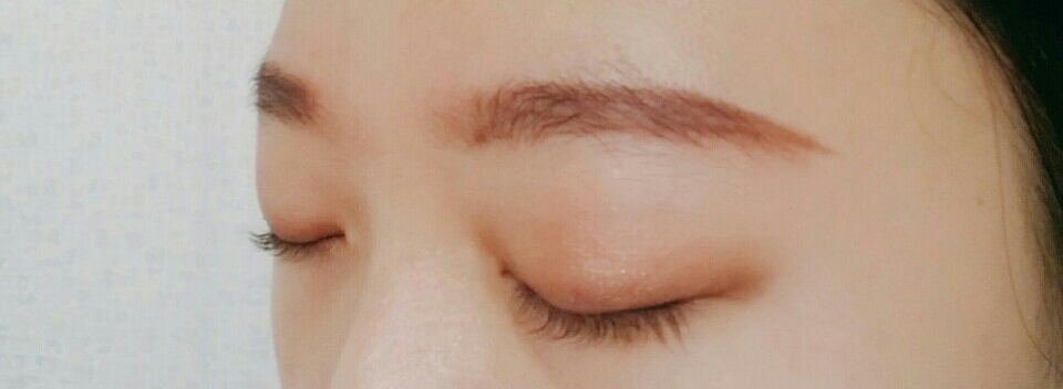눈썹은 마음에드시는대로그리셔도좋지만 저는 지금사진처럼 너무두껍지않은 적당히얇으면서도 산이 너무올라가지않은 눈썹을그려주세요 ( 토니모리 러블리아이브로우 6호라떼브라운 2800냥 )
